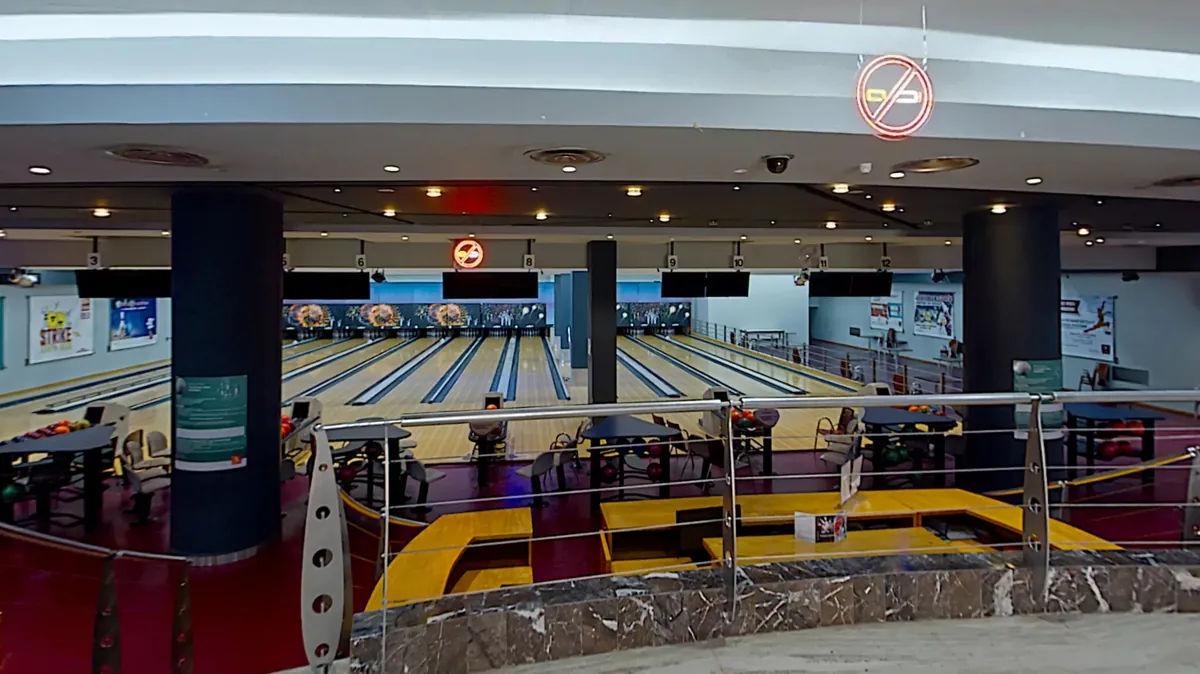 Les 12 pistes du bowling du Megamall de Rabat vues depuis la mezzanine