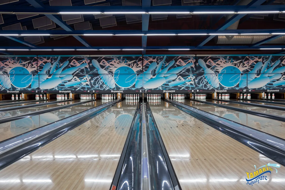 Les 12 pistes Brunswick du Tamaris Bowling à Casablanca, vues depuis la zone de lancer